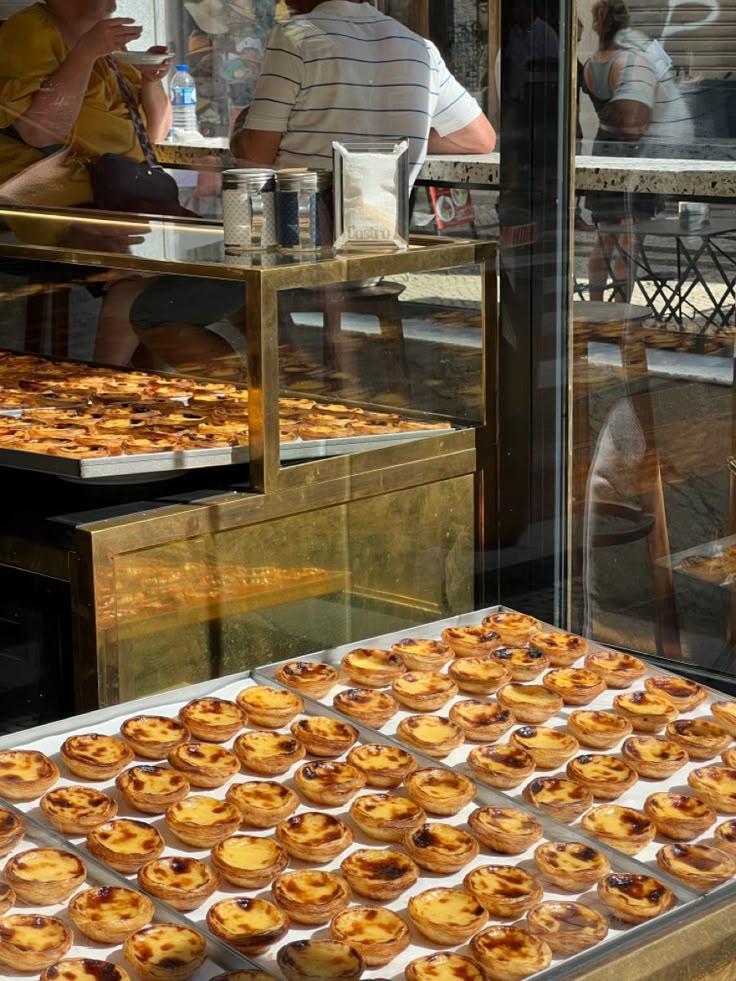 Café em Lisboa com mesa posta e luz da manhã