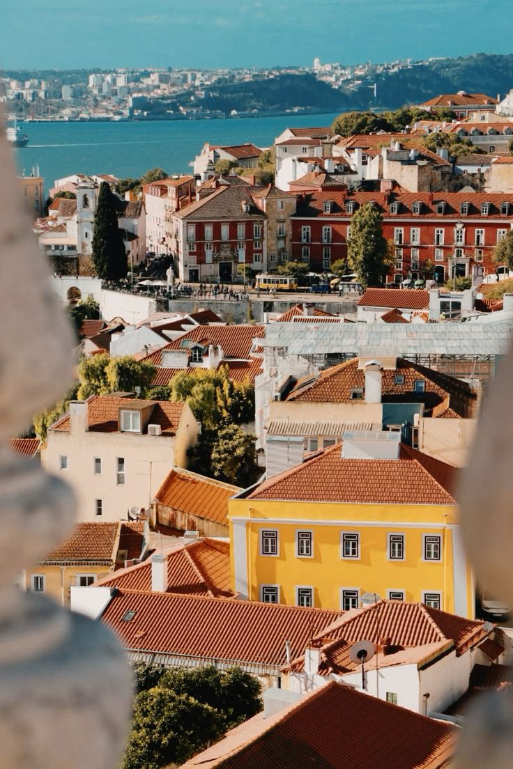 Fachadas de azulejos de Lisboa iluminadas pelo sol