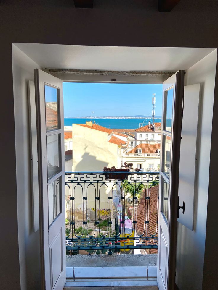Janela aberta de uma casa em Lisboa com luz natural