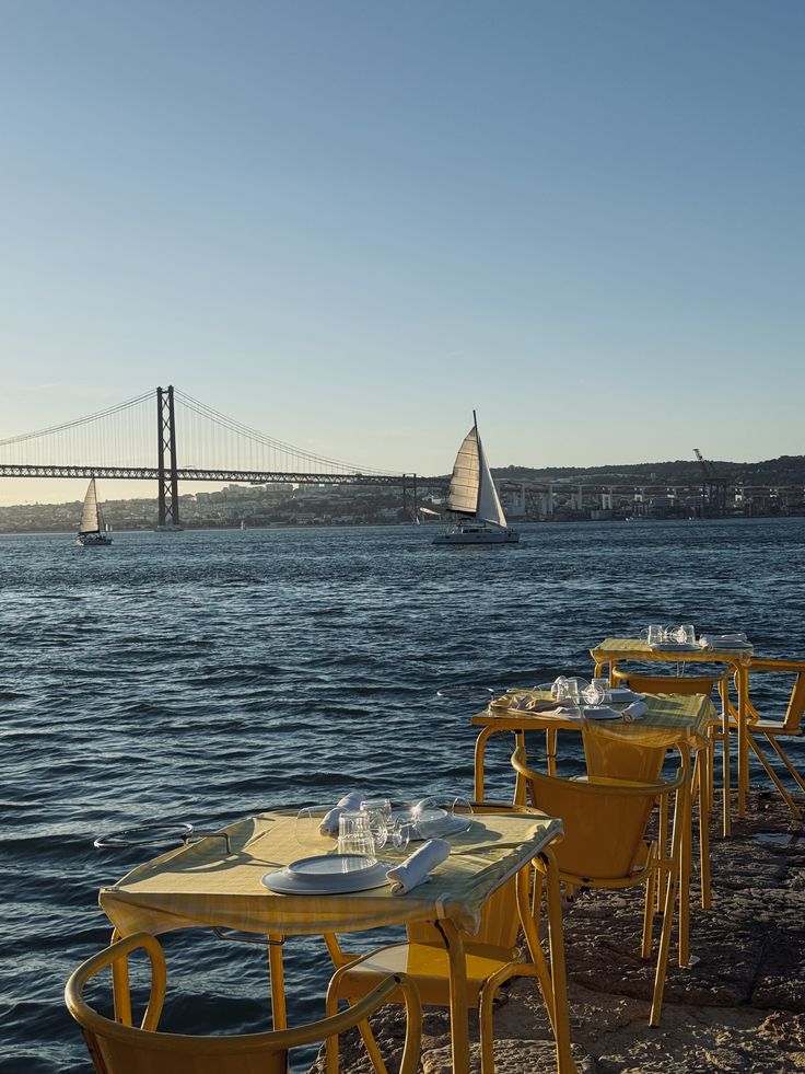 Mesas ao ar livre em Lisboa com o rio Tejo ao fundo